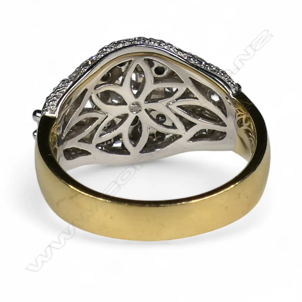 An impressive 18ct white and yellow gold and diamond dress ring, Image 1++