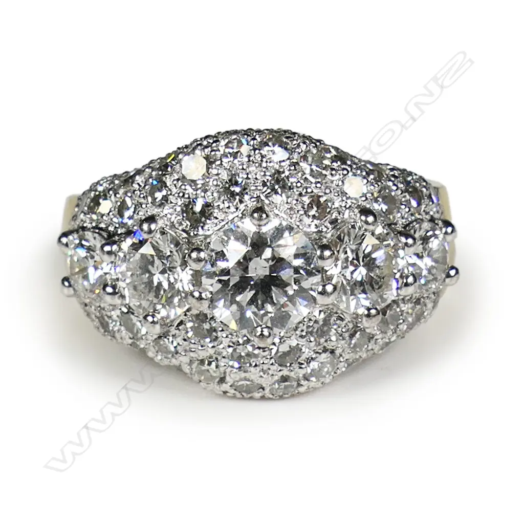 An impressive 18ct white and yellow gold and diamond dress ring, Image 1++