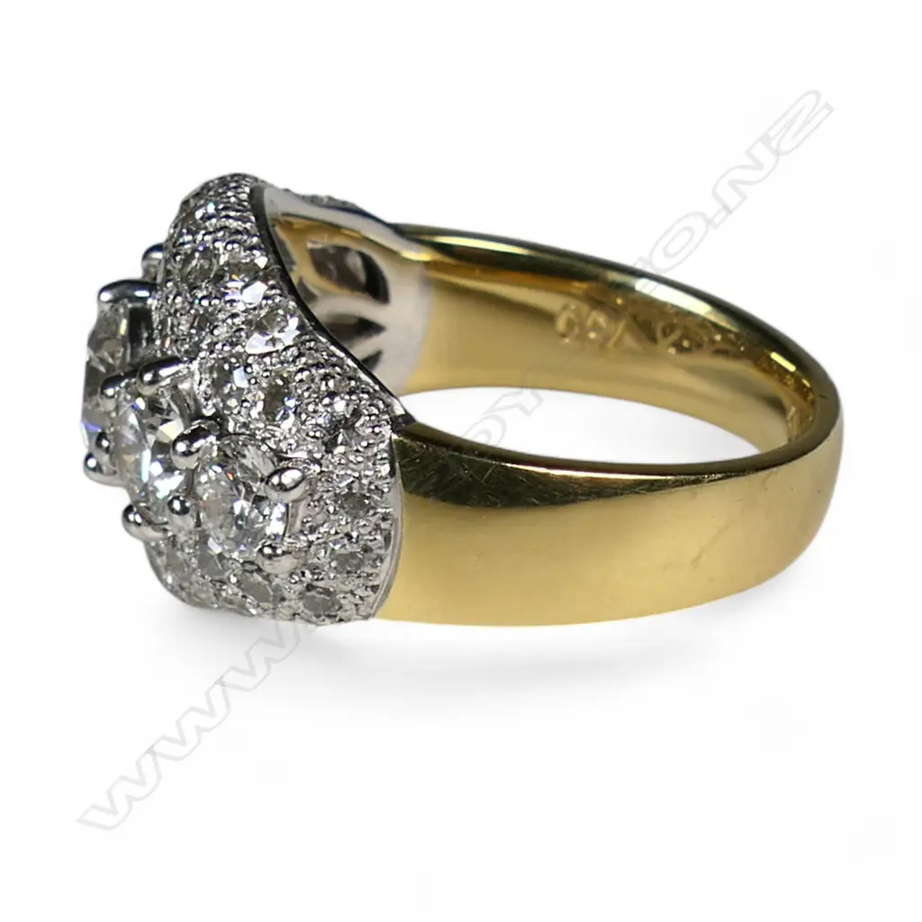An impressive 18ct white and yellow gold and diamond dress ring, Image 1++