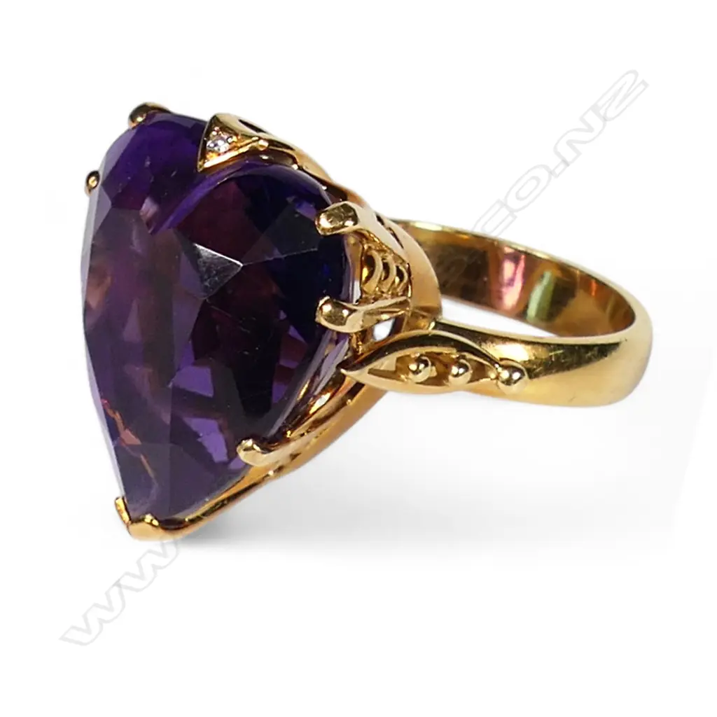 An 18ct yellow gold amethyst and diamond handmade ring, Image 1++