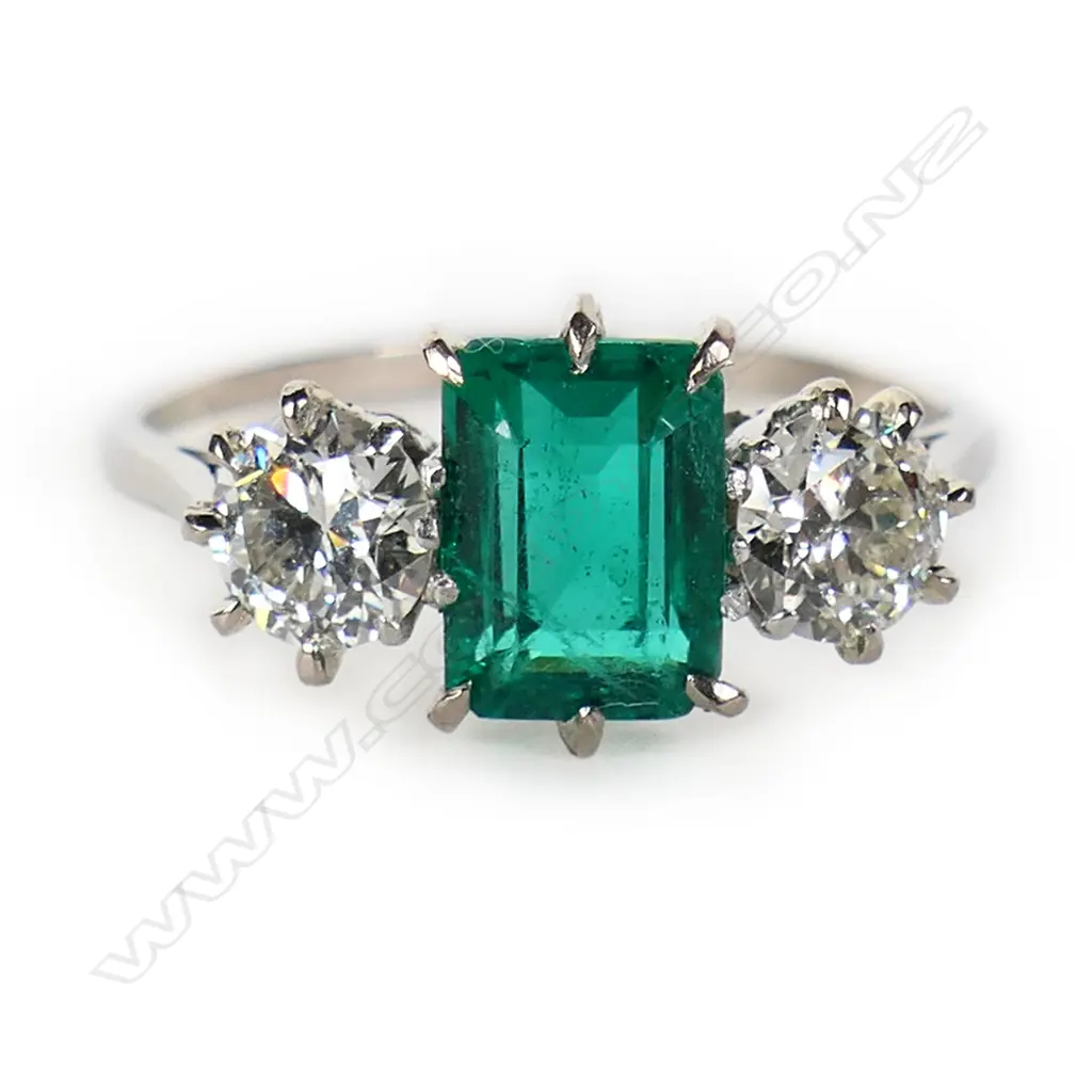 A platinum diamond and emerald ring, Image 1++