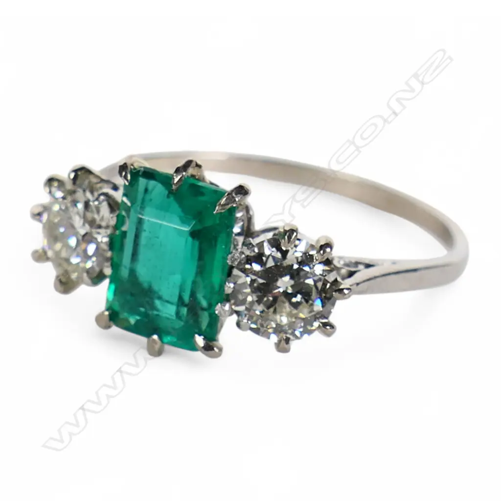 A platinum diamond and emerald ring, Image 1++