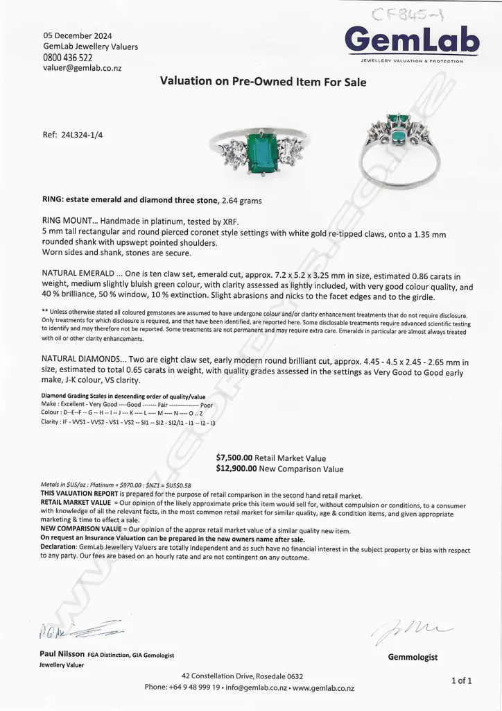 A platinum diamond and emerald ring, Image 1++
