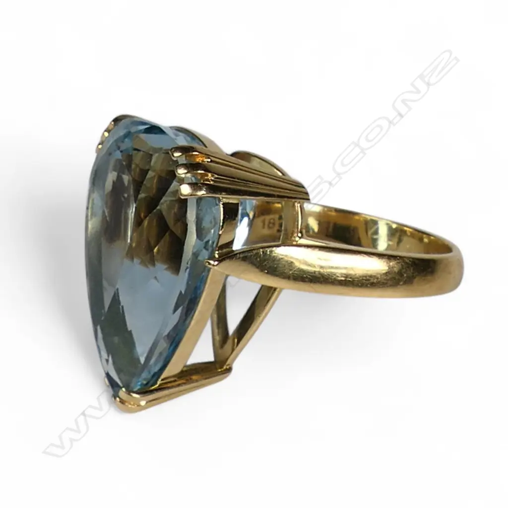 An 18ct yellow gold and large aquamarine ring, Image 1++