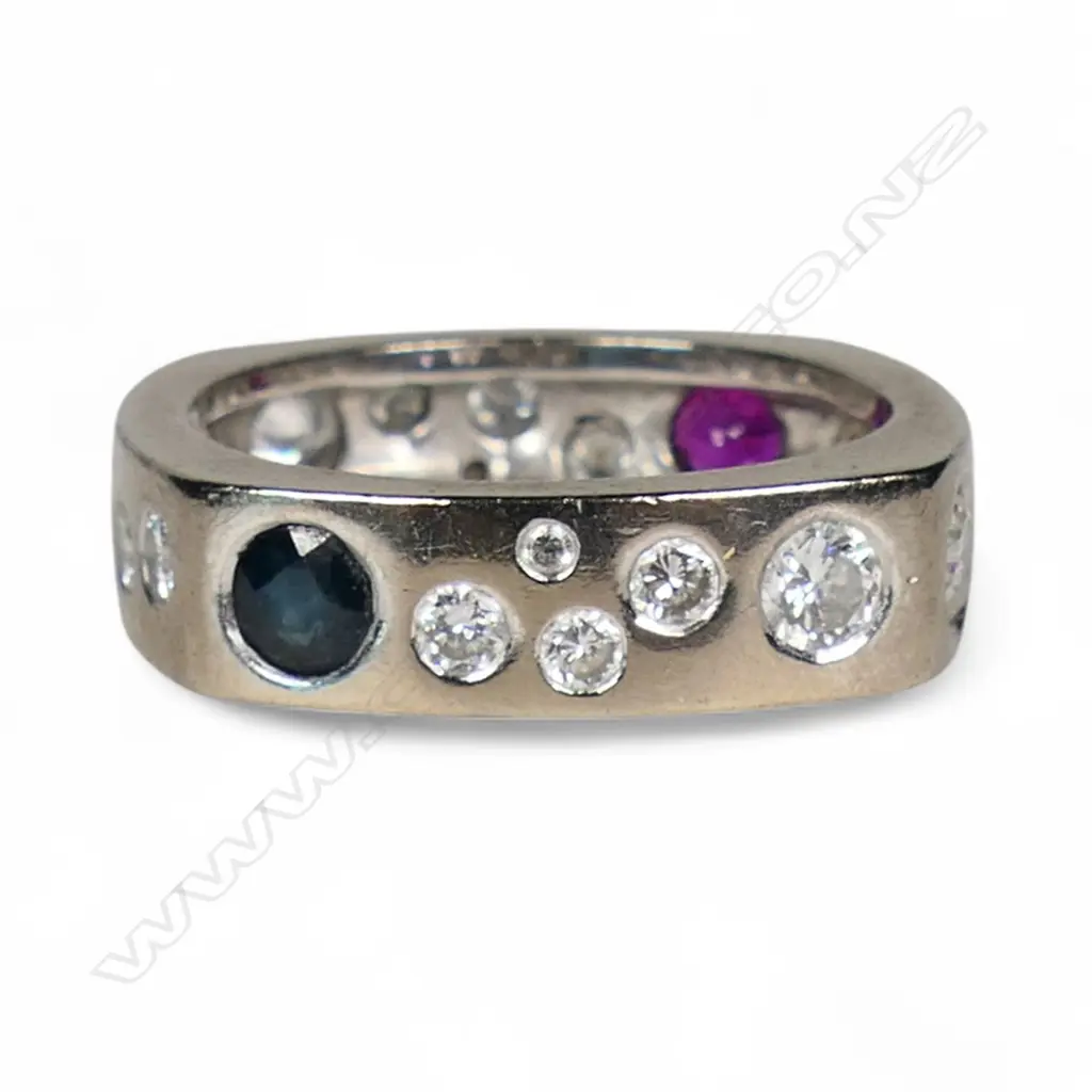 An 18ct white gold and diamond gent's ring, Image 1++