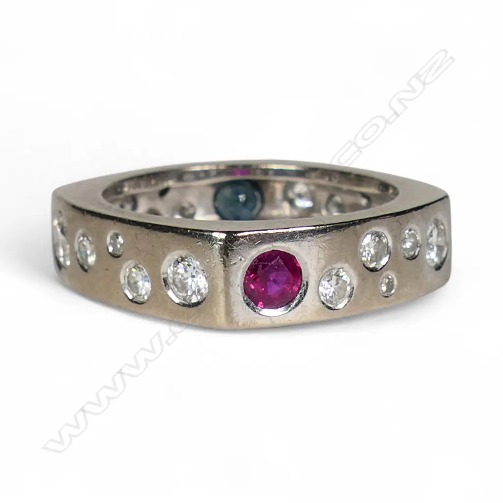 An 18ct white gold and diamond gent's ring, Image 1++