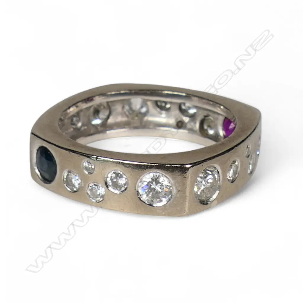 An 18ct white gold and diamond gent's ring, Image 1++