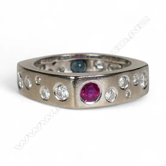 An 18ct white gold and diamond gent's ring,