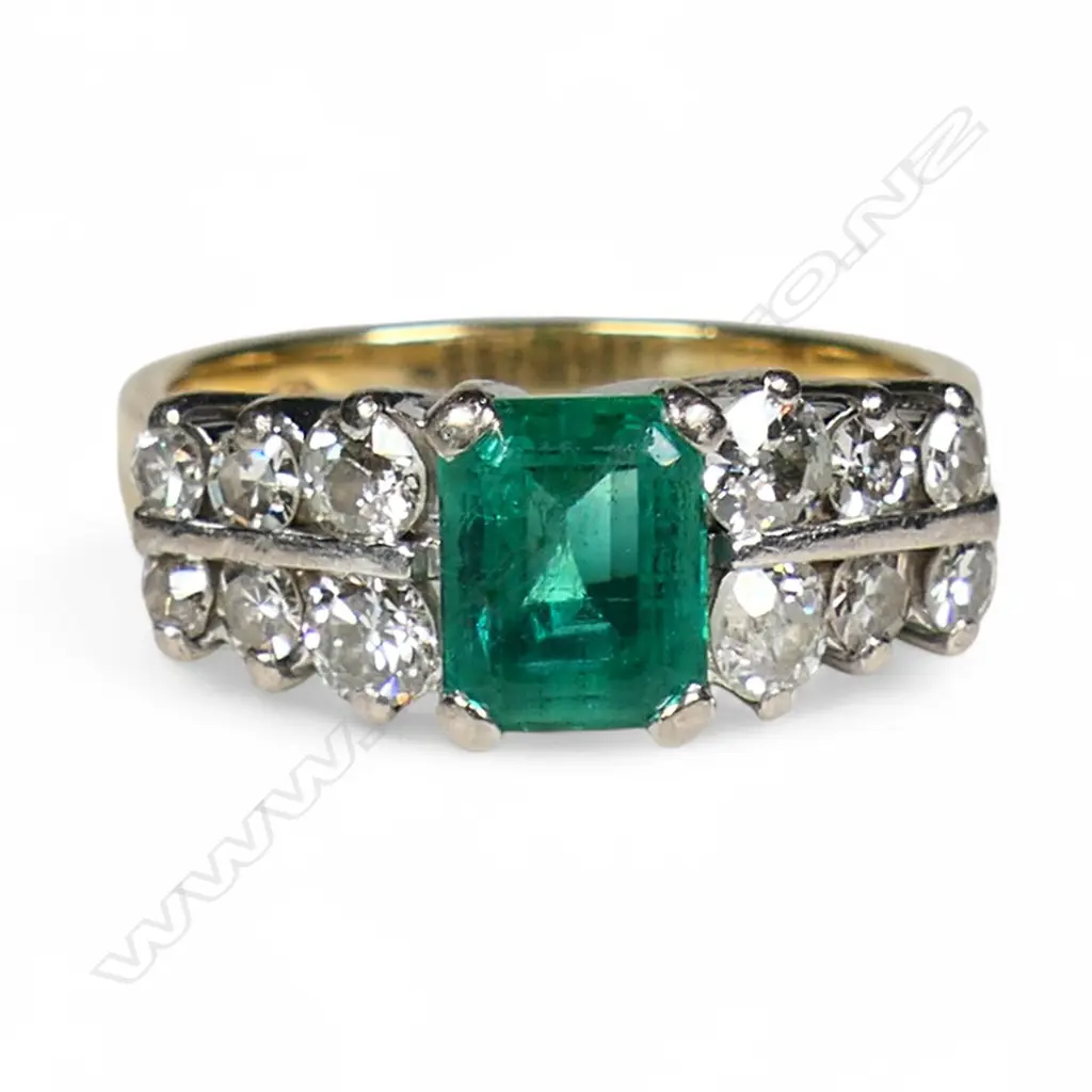 An 18ct gold emerald and diamond ring, Image 1++