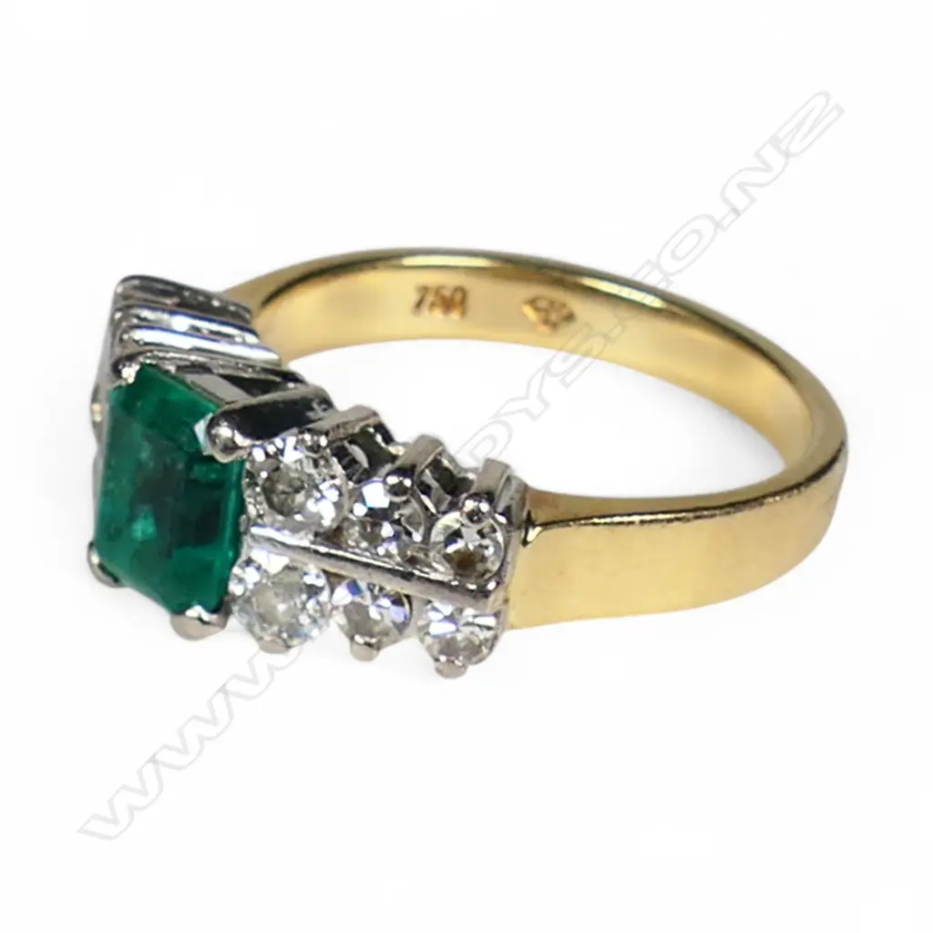 An 18ct gold emerald and diamond ring, Image 1++