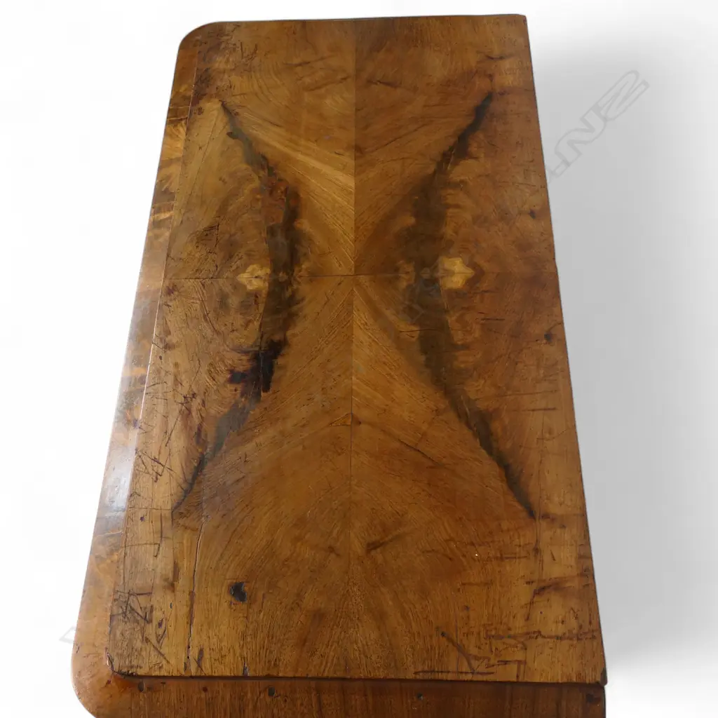 An early 20thC Biedermeier figured mahogany three drawer chest, Image 1++