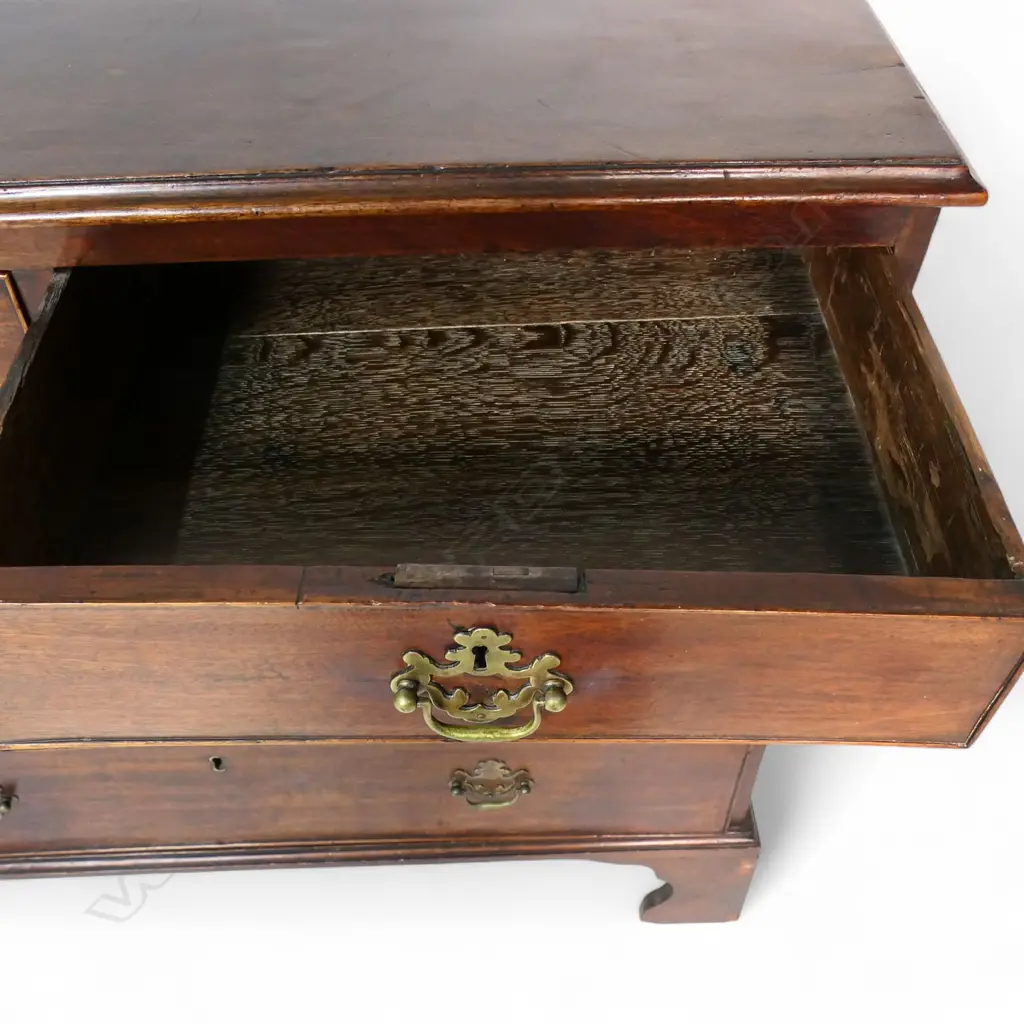 A Georgian mahogany small proportion chest, Image 1++