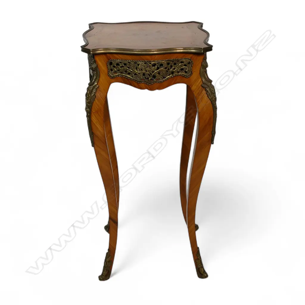 A French kingwood vase table, Image 1++