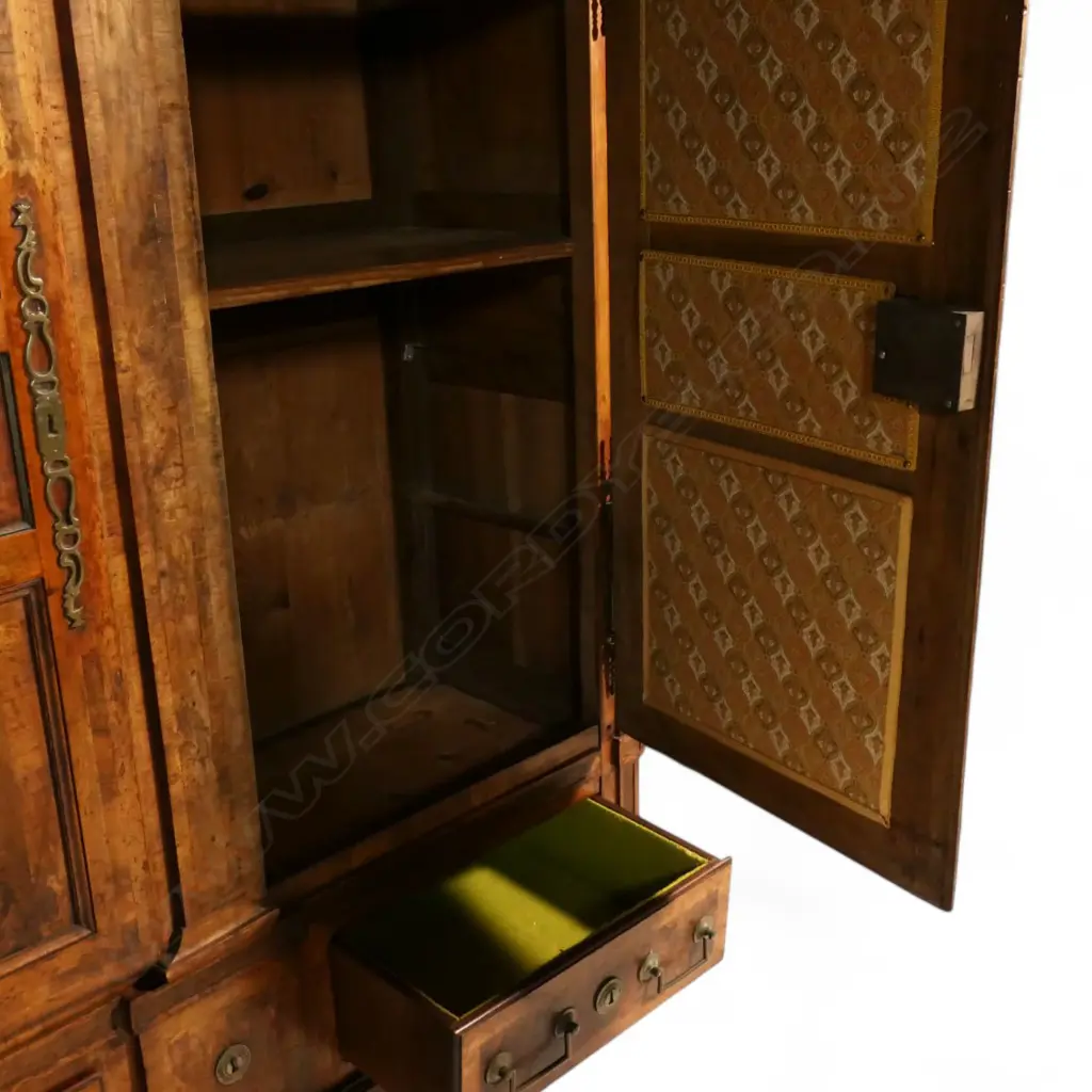 A 19thC French figured walnut armoire, Image 1++