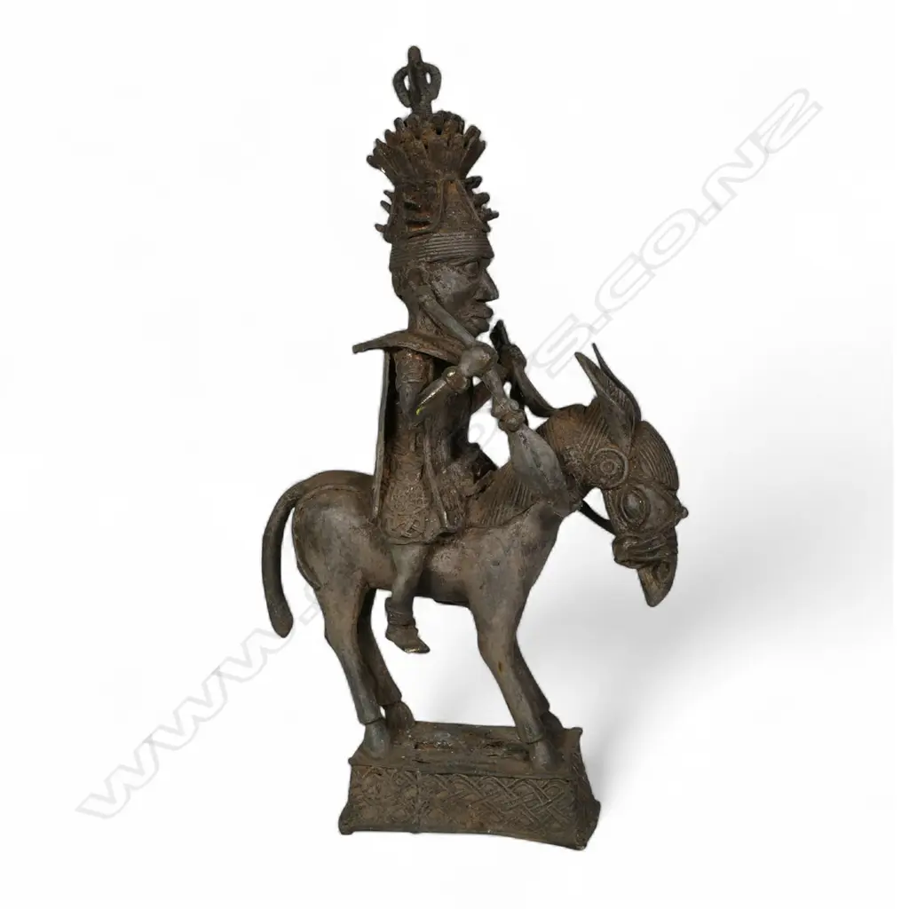 An early 20thC Nigerian Benin bronze figure, Image 1++