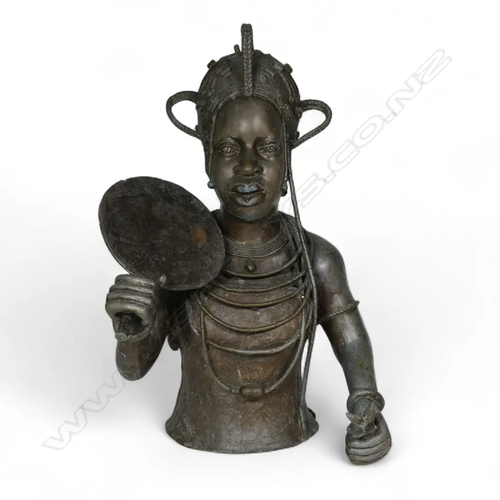 An early 20thC Nigerian Benin bronze bust, Image 1++