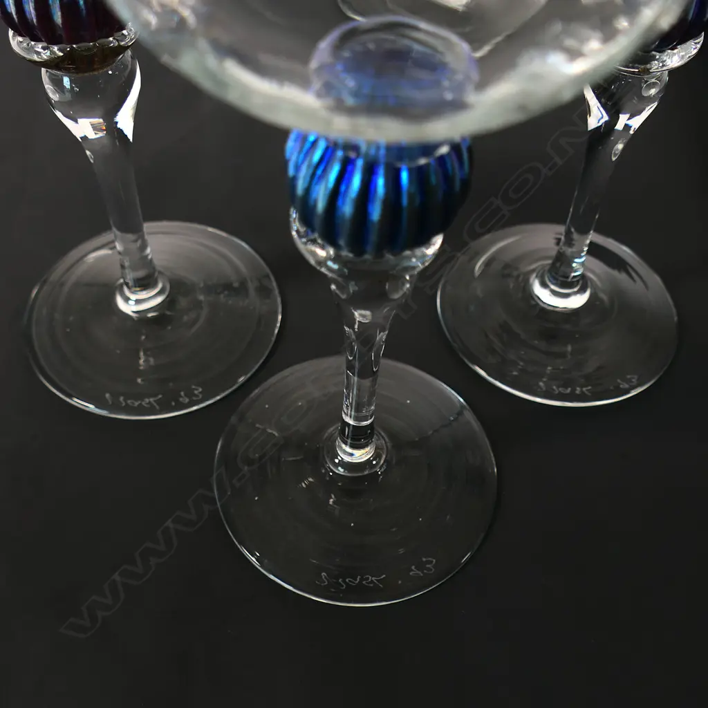 A set of four Garry Nash mouth blown glass drinking goblets, Image 1++