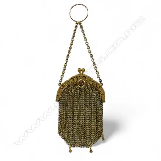 An uncommon early 20thC 9ct gold mesh finger ring purse,
