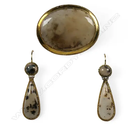 A late Victorian 9ct gold and agate brooch and drop earring suite,