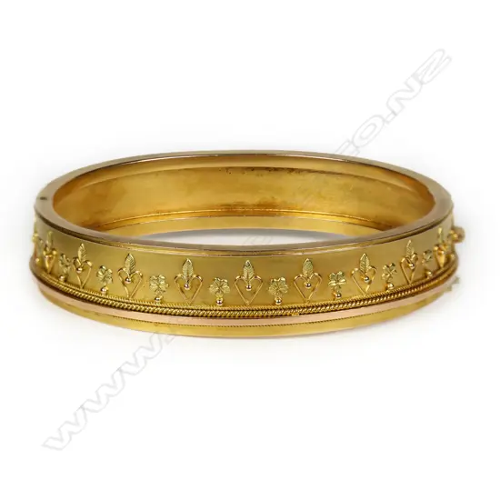 A Victorian 15ct gold Etruscan revival hinged bangle,