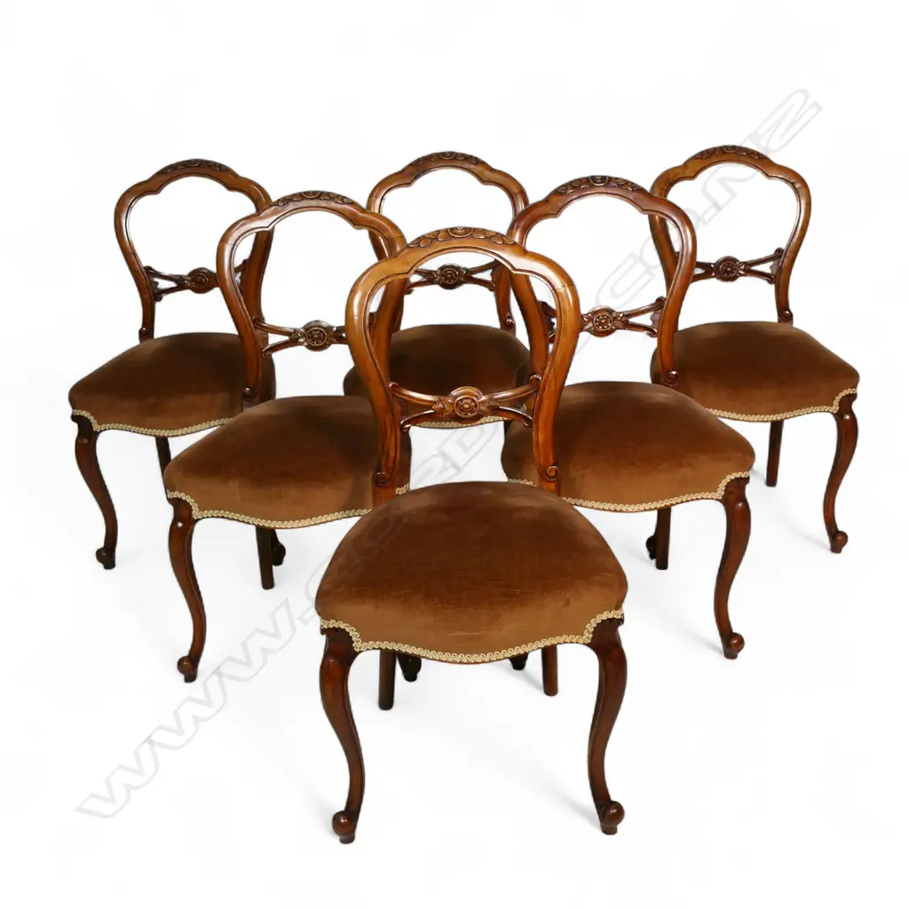 A set of six Victorian walnut carved balloon back dining chairs, Image 1++