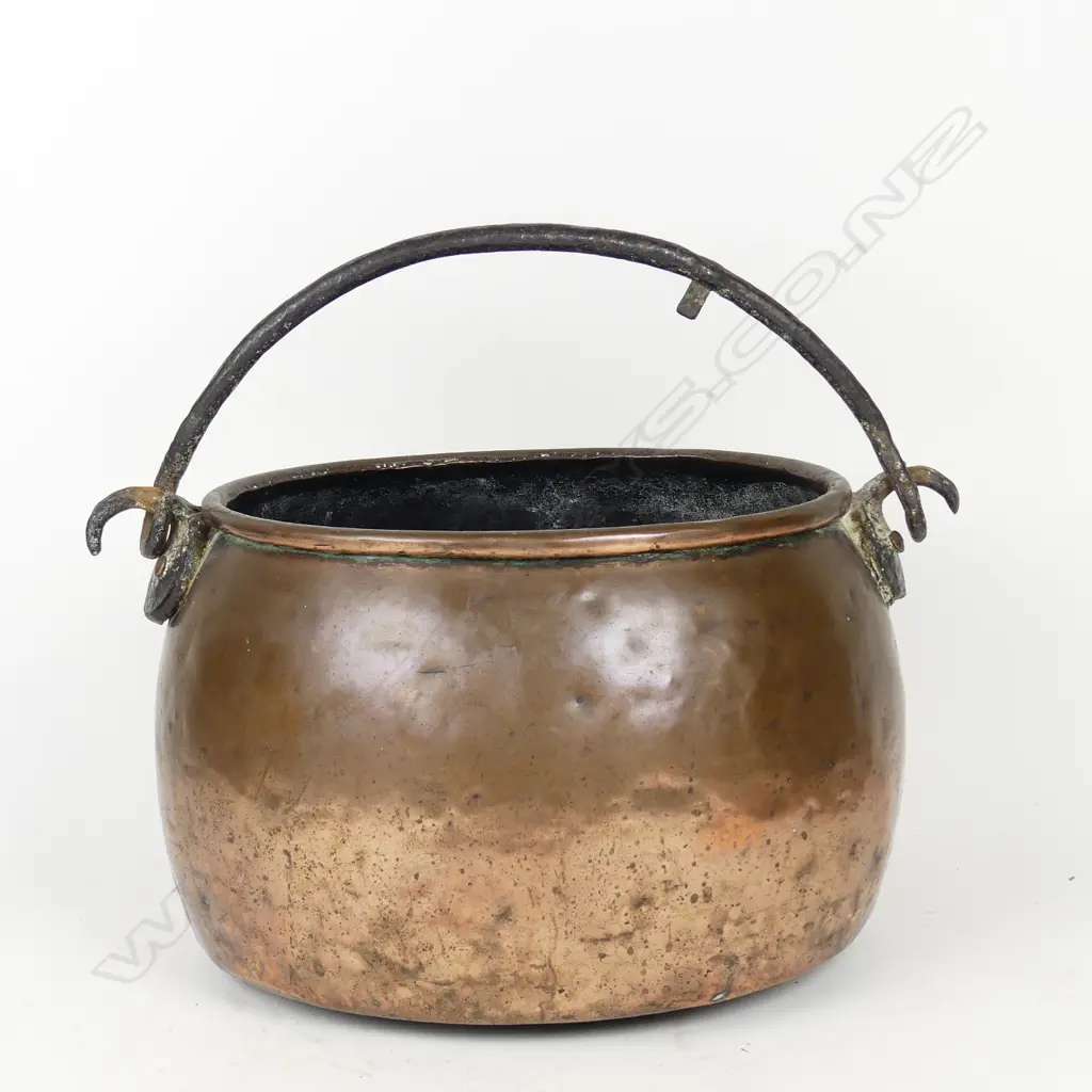 An 18thC copper oval pot with wrought iron swing handle Image 1++