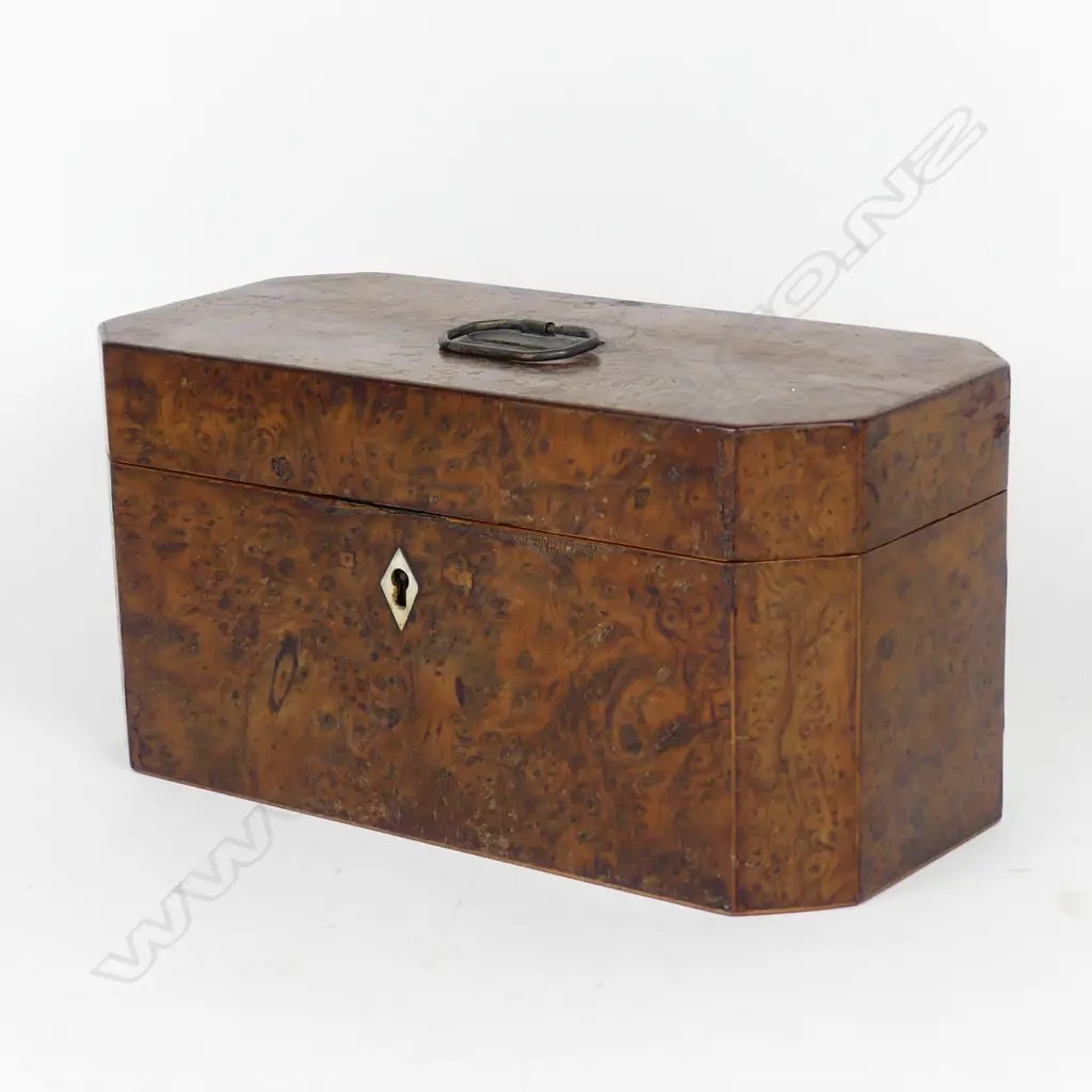 A Georgian walnut tea caddy Image 1++