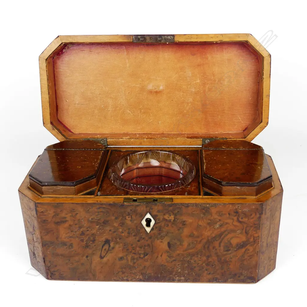 A Georgian walnut tea caddy Image 1++