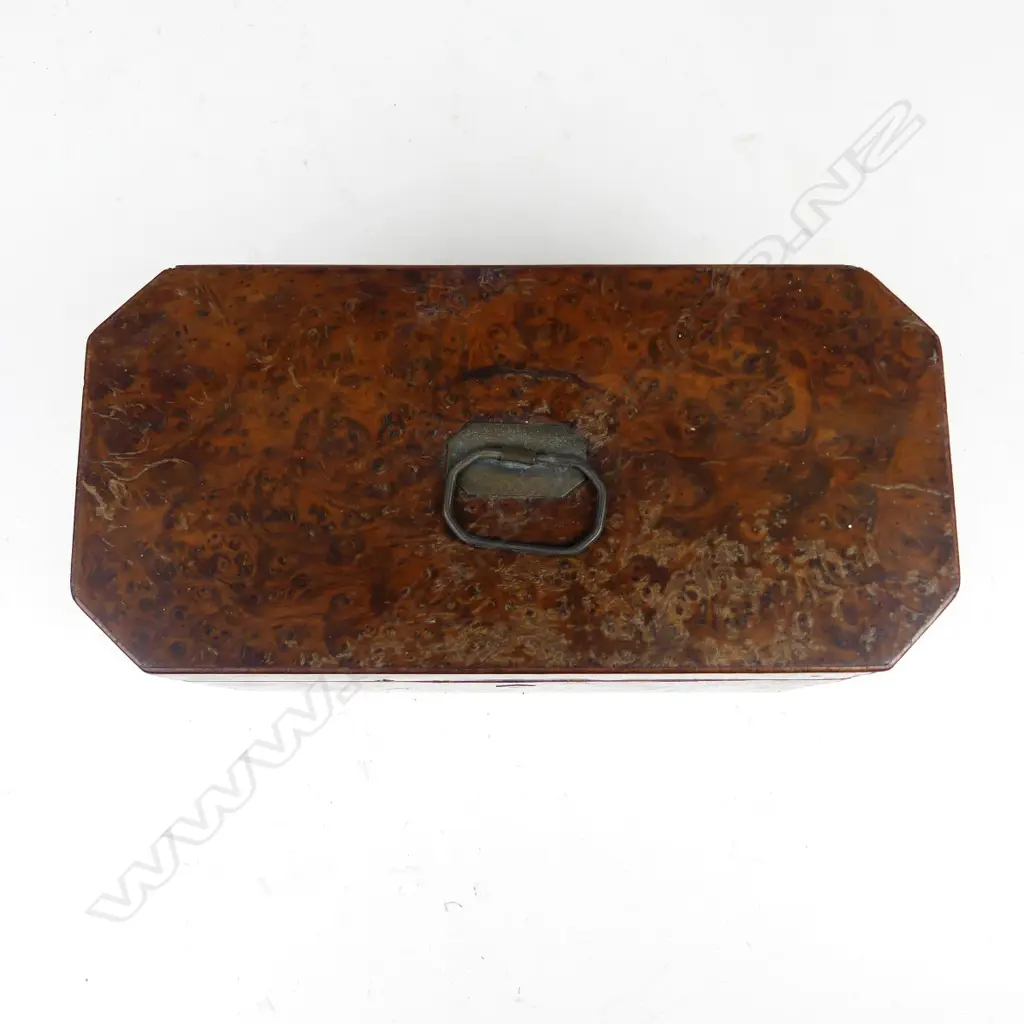 A Georgian walnut tea caddy Image 1++