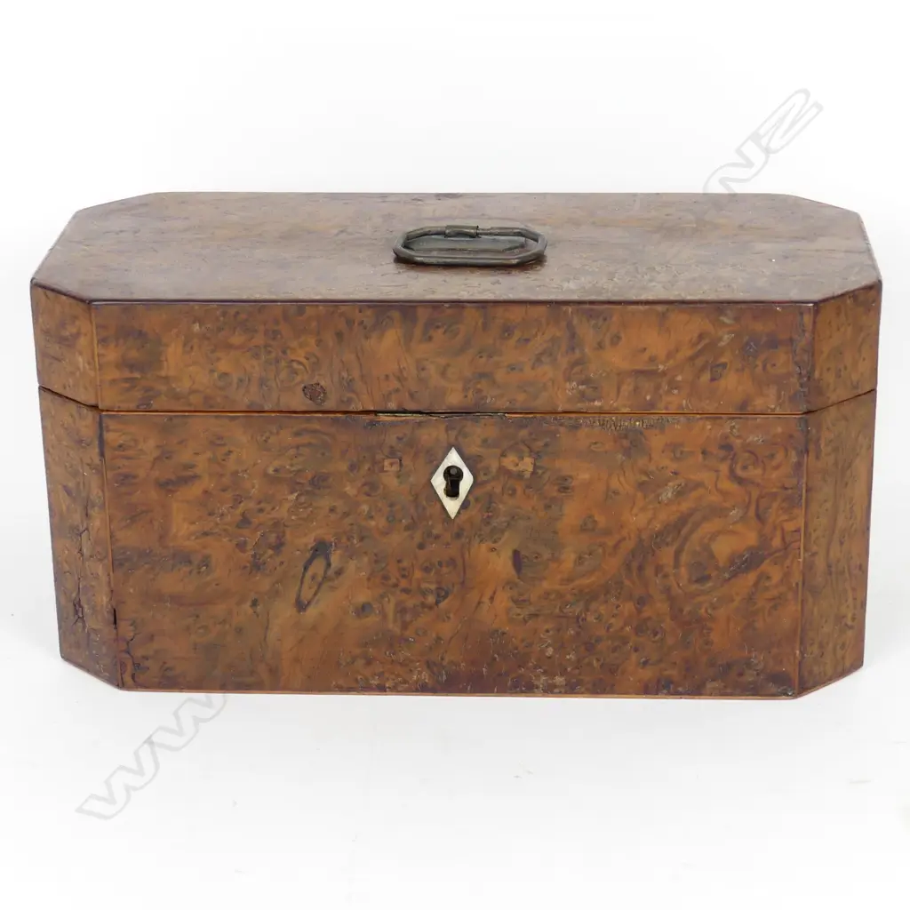 A Georgian walnut tea caddy Image 1++