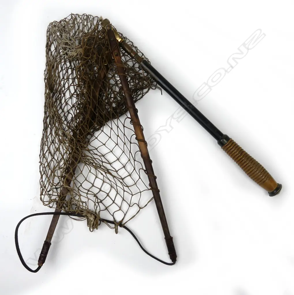 A folding landing net Image 1++