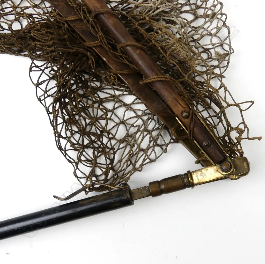 A folding landing net Image 1++