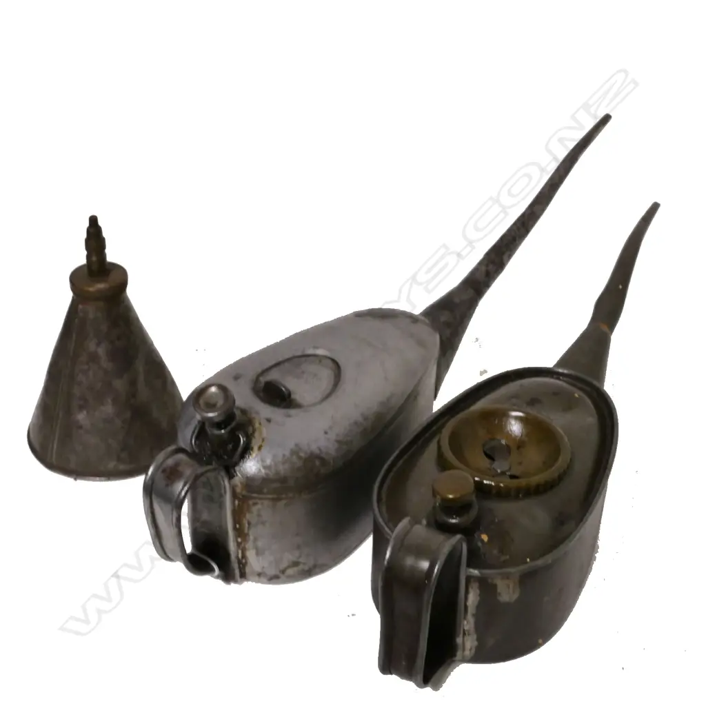 Three vintage oil cans Image 1++