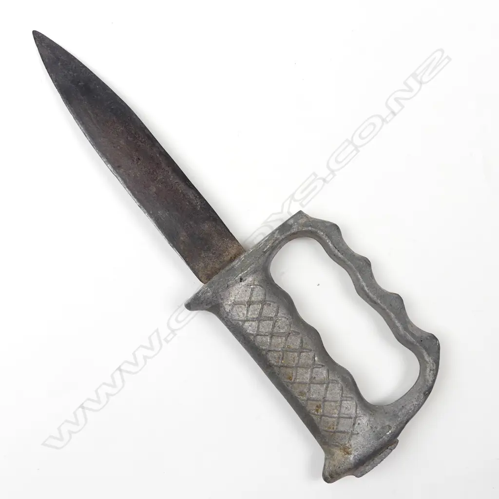A WWII knuckle knife Image 1++