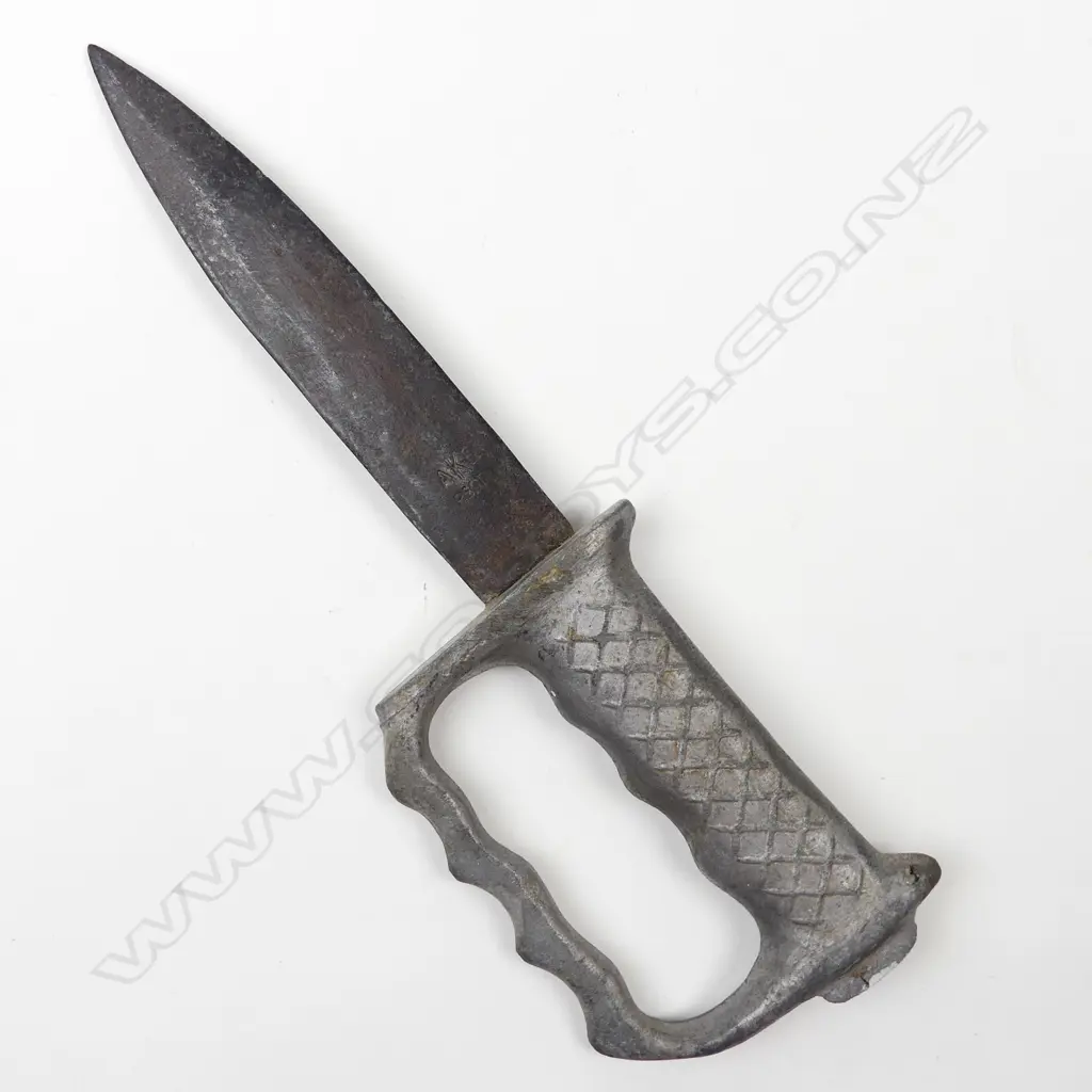 A WWII knuckle knife Image 1++