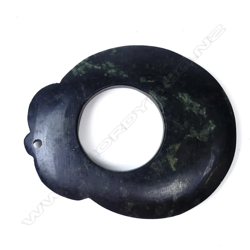 A Mike Higgs carved greenstone stylised Maori pendant Image 1++