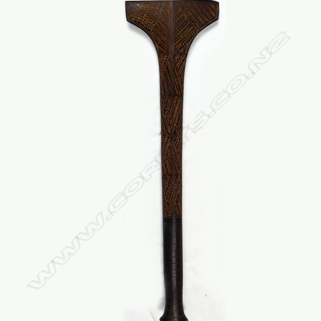 A Fijian bilateral toothed club Image 1++