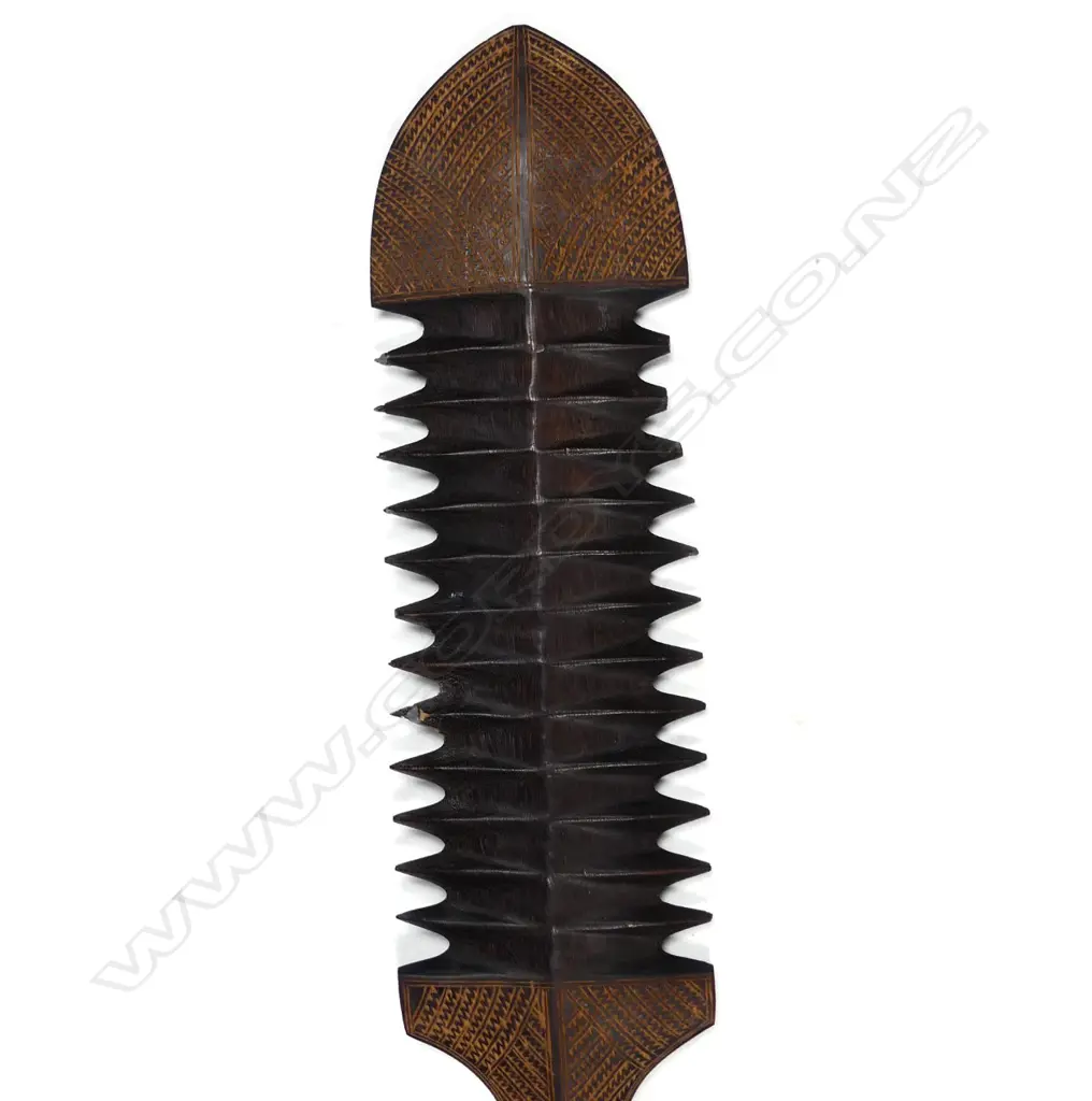 A Fijian bilateral toothed club Image 1++