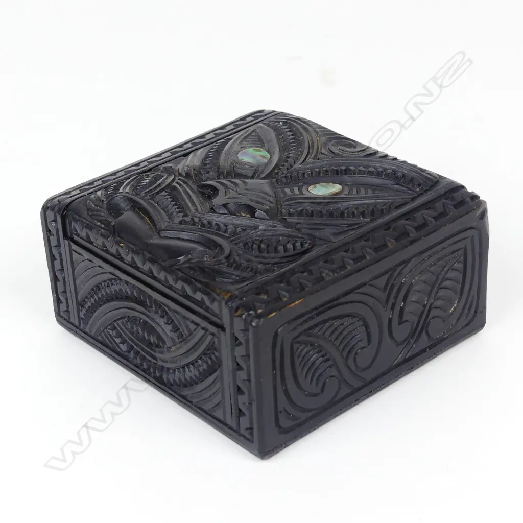 A small vintage Maori carved box Image 1++