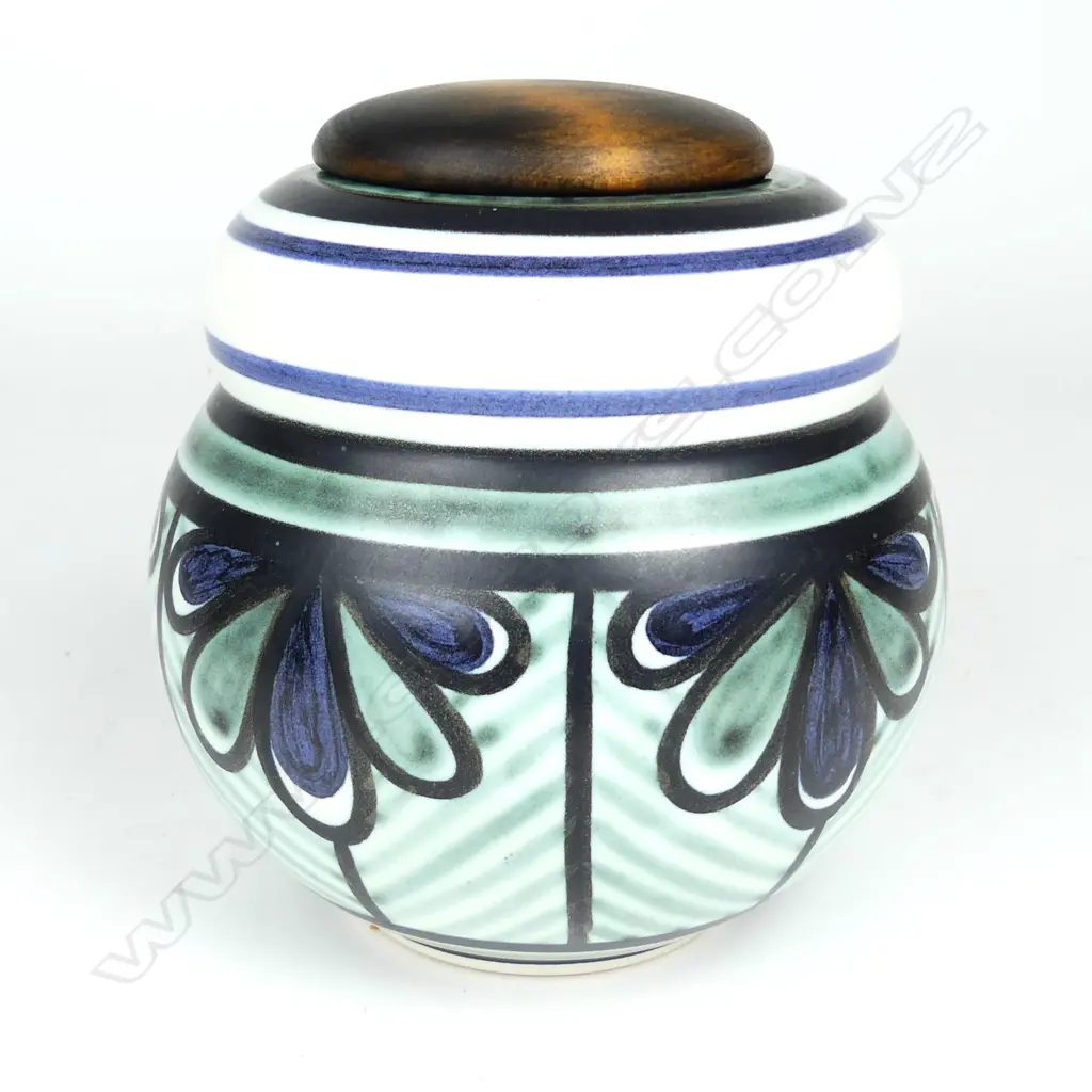An Anneke Borren lidded pot Image 1++
