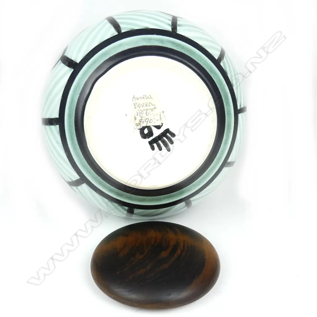 An Anneke Borren lidded pot Image 1++