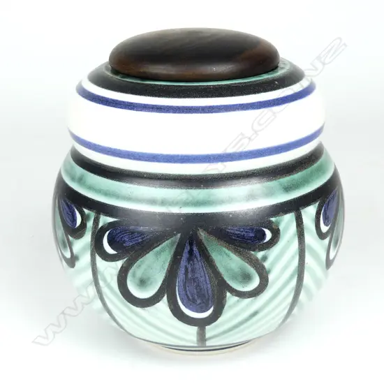 An Anneke Borren lidded pot