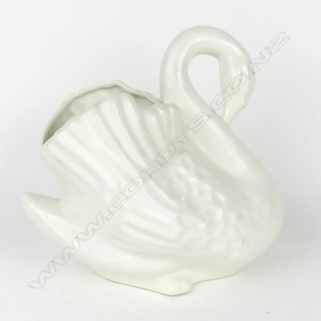 A large Crown Lynn white swan Image 1++