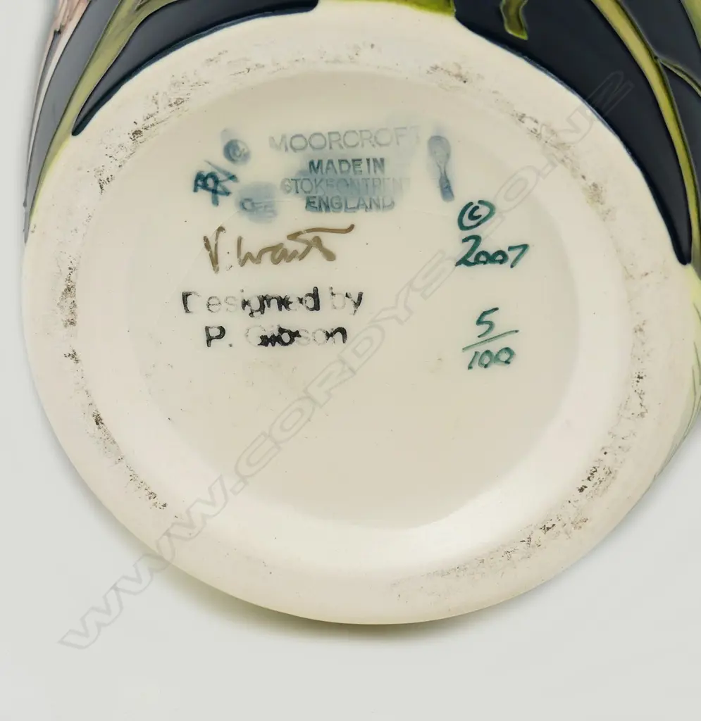 A contemporary Moorcroft vase Image 1++