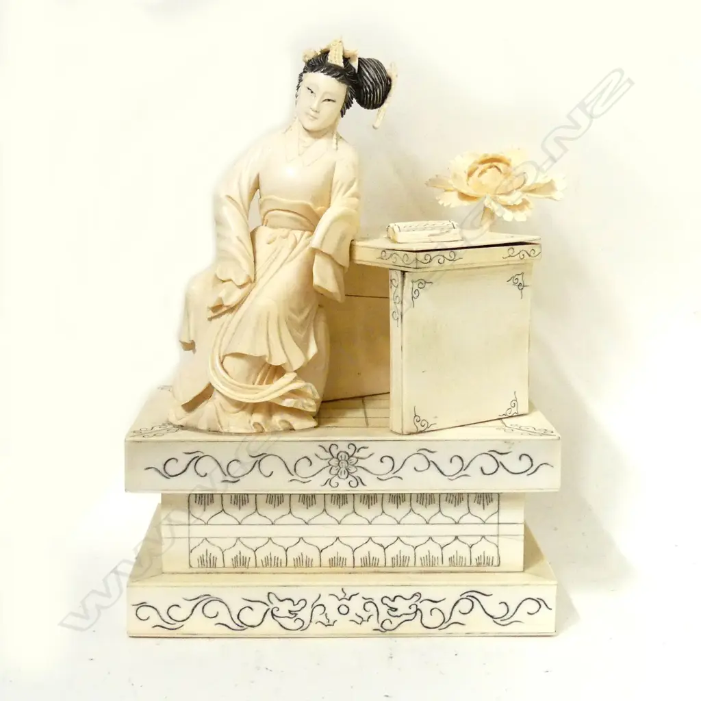 A Chinese carved ivory figure of a courtesan of the Qing court Image 1++