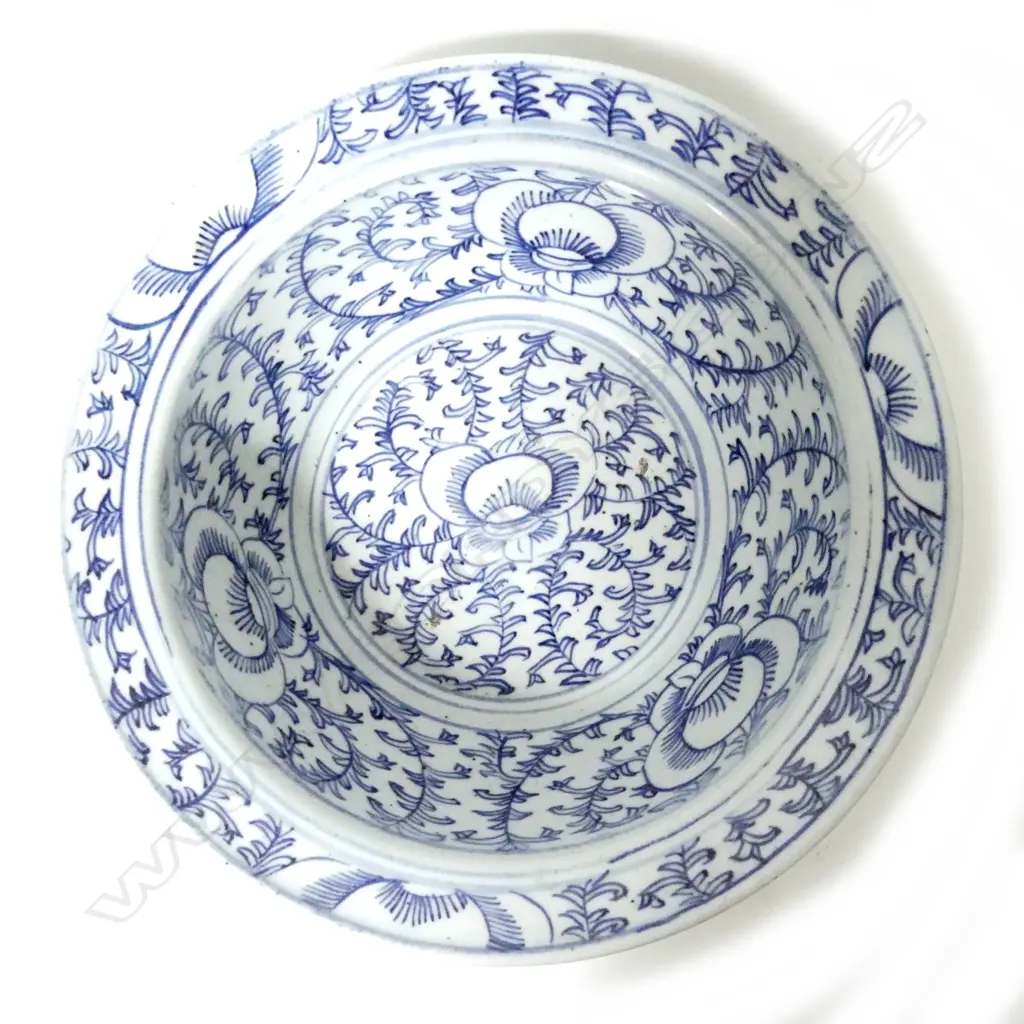 A Chinese blue and white porcelain bowl Image 1++