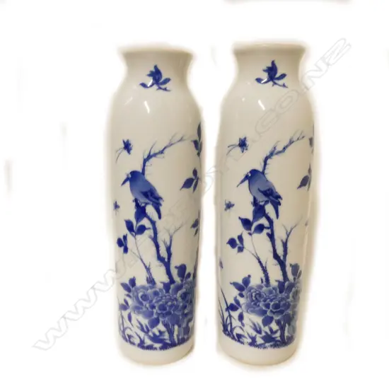 A pair of Chinese porcelain vases