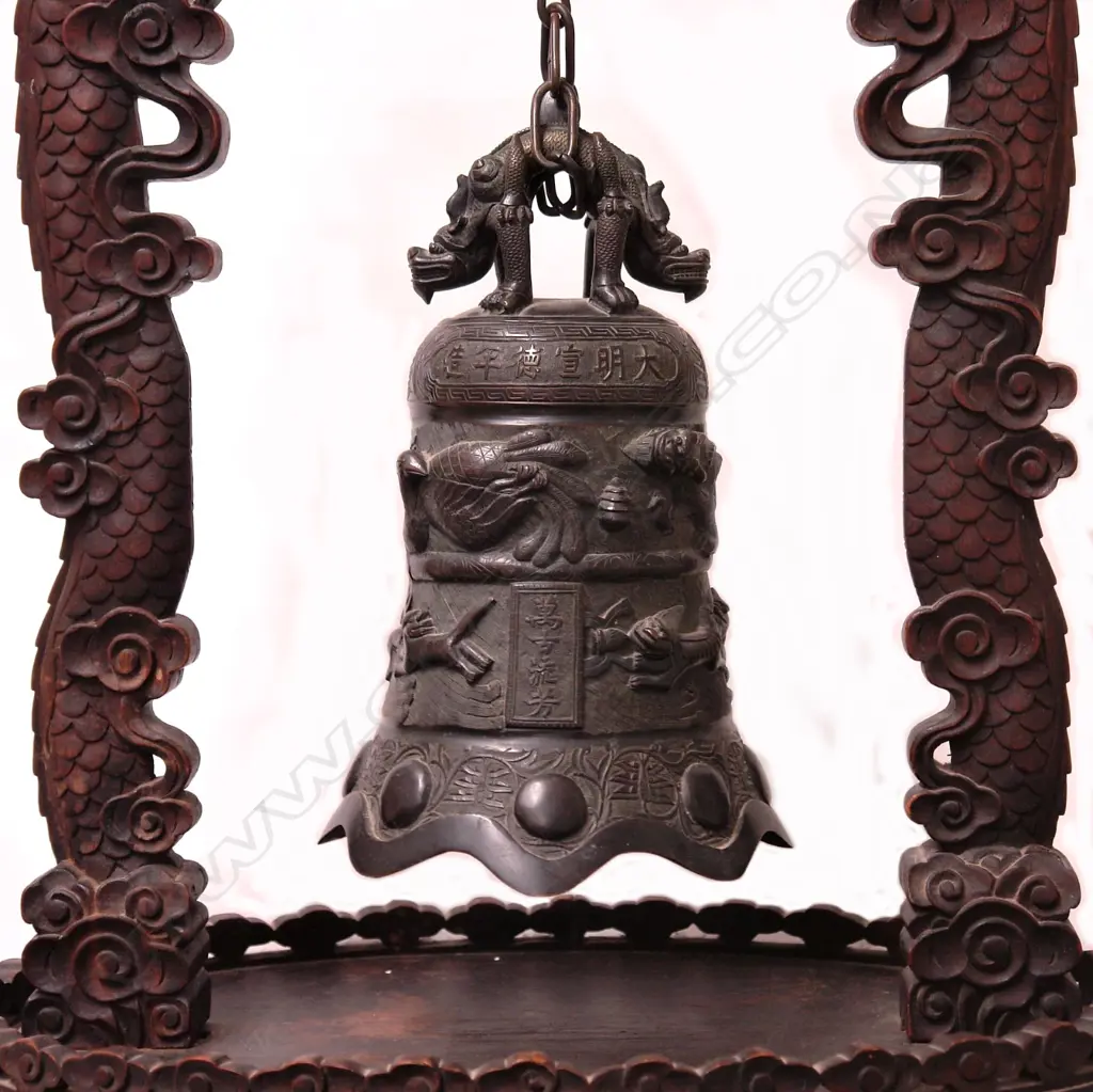 An antique Chinese bronze bell Image 1++