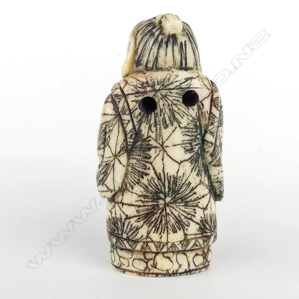 A Japanese carved bone netsuke of an old woman Image 1++