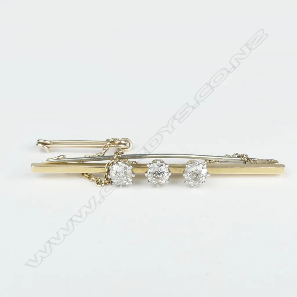 An 18ct gold and diamond bar brooch Image 1++